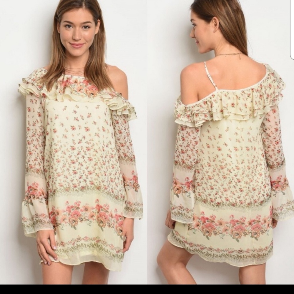Long sleeve. Ruffle detail. Printed tunic dress.